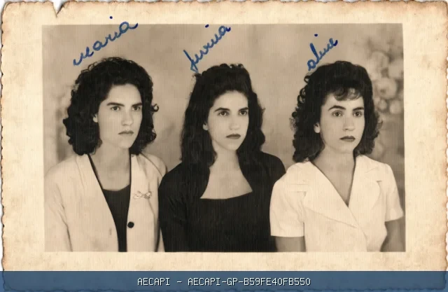Retrato em preto e branco de três mulheres identificadas por anotações como Maria, Lúcia e Adélia.