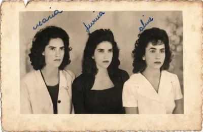 Retrato em preto e branco de três mulheres identificadas por anotações como Maria, Lúcia e Adélia.