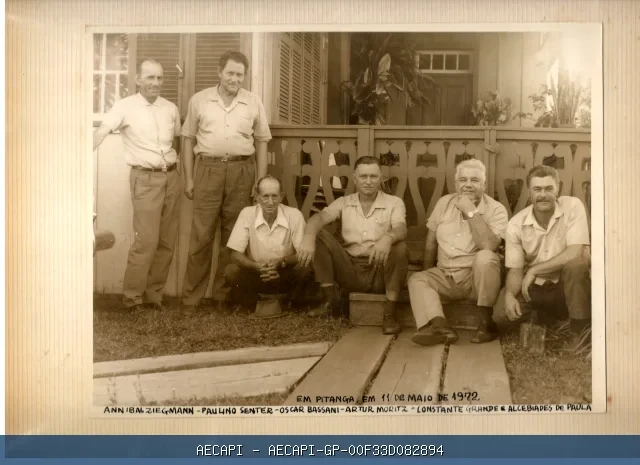 Seis homens posando diante de uma residência em Pitanga, em 11 de maio de 1972.