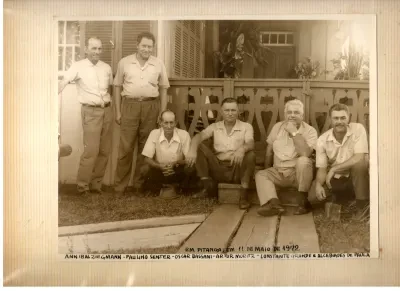 Seis homens posando diante de uma residência em Pitanga, em 11 de maio de 1972.