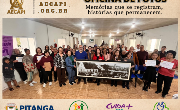 Participantes da Oficina de Fotos da AECAPI reunidos com uma fotografia histórica de Pitanga