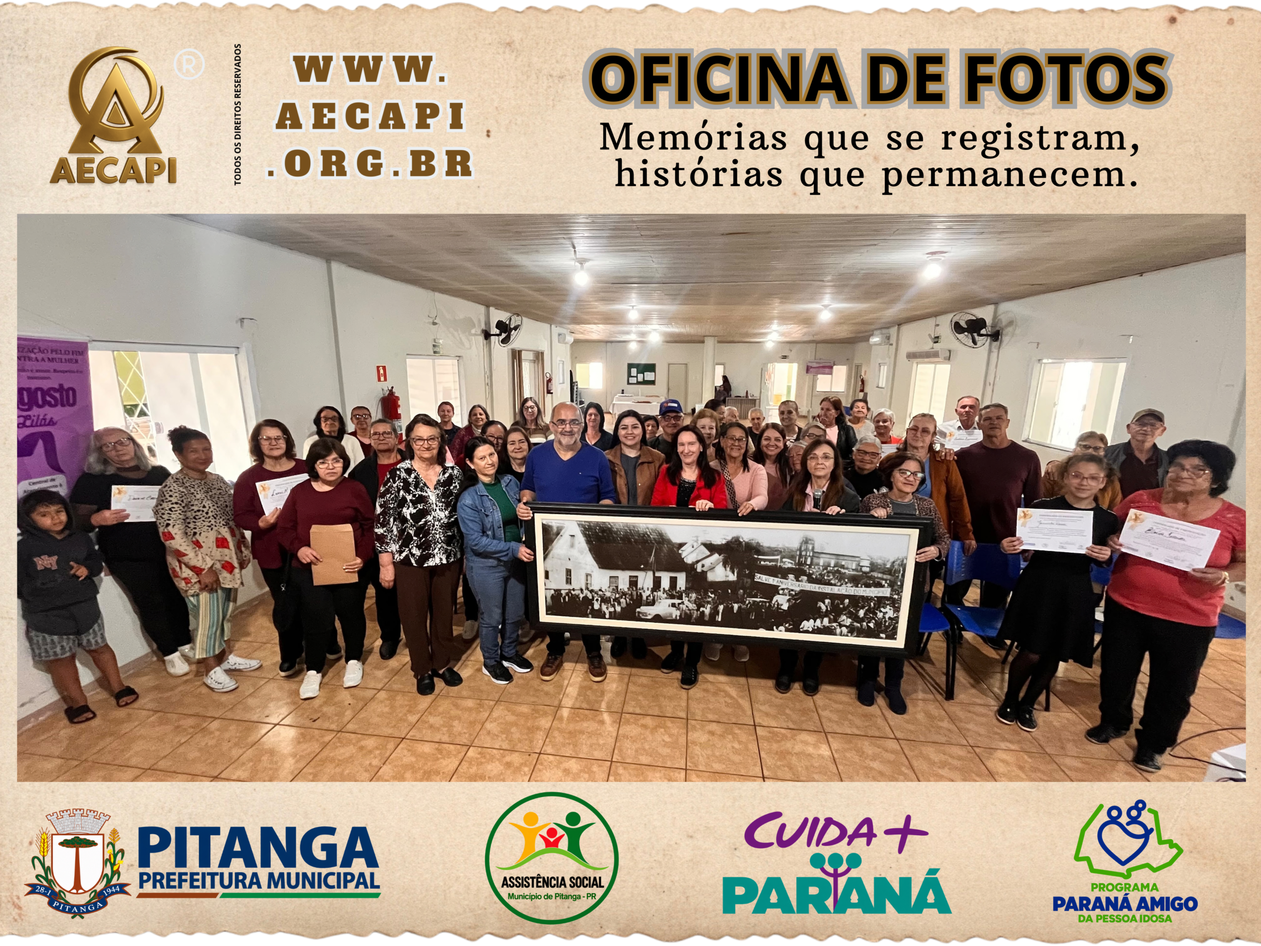 Participantes da Oficina de Fotos da AECAPI reunidos com uma fotografia histórica de Pitanga