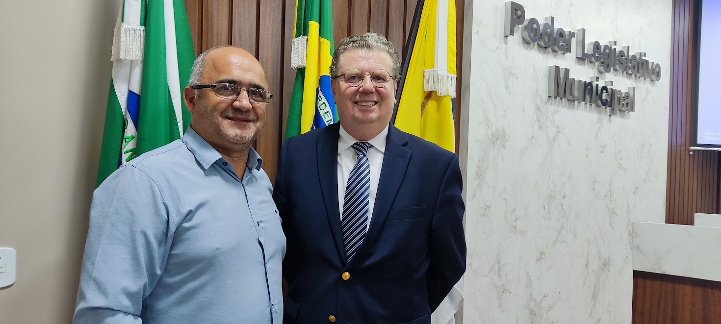 Julio Cesar Teixeira dos Santos ao lado de Clèmerson Merlin Clève em evento na Câmara Municipal de Pitanga.